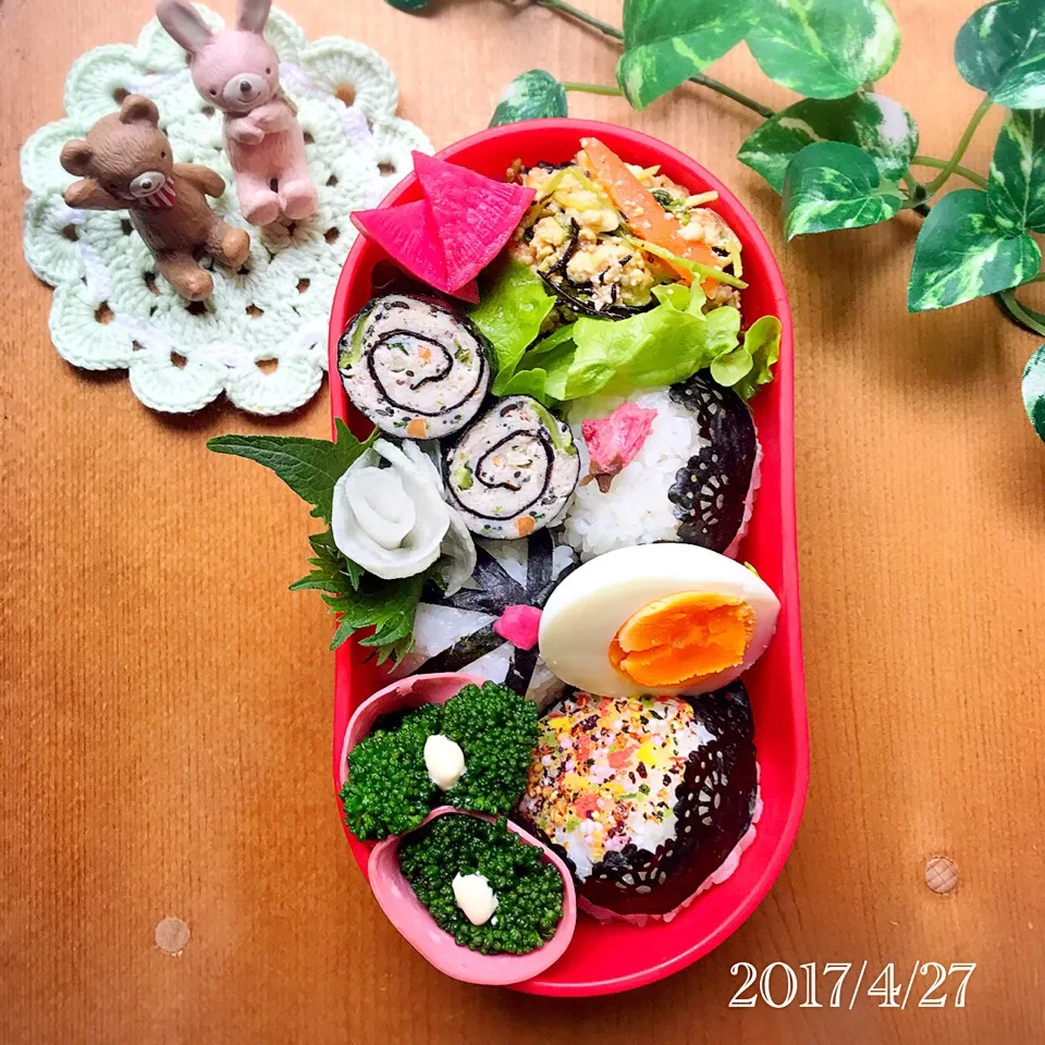 今日の娘弁当2017.4.27...♪*ﾟchiaki3ちゃんの料理💕 娘のお弁当 鳥ひき肉のくるくる海苔巻き|ばろんさん