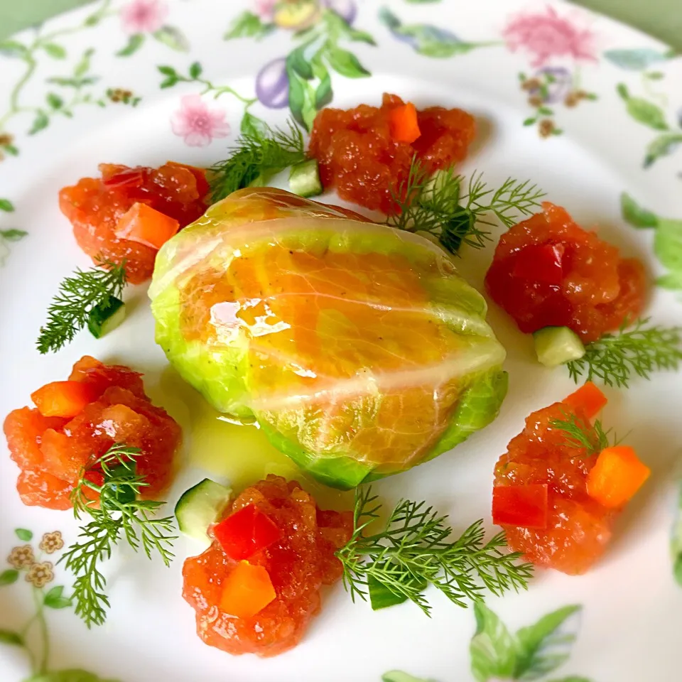 冷製スモークサーモンの春キャベツ包み🍅すりおろしトマト&昆布つゆのジュレ|もとぱんさん