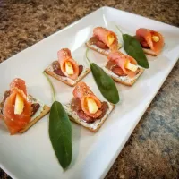 Stone Ground Wheat Cracker topped w/ Garlic/Herb Goat Cheese, Peppered Lox, Aged Celtic Cheddar, Smokehouse Almonds, & a small dab of Rhubarb Jam|Chef Cam Wolfeさん