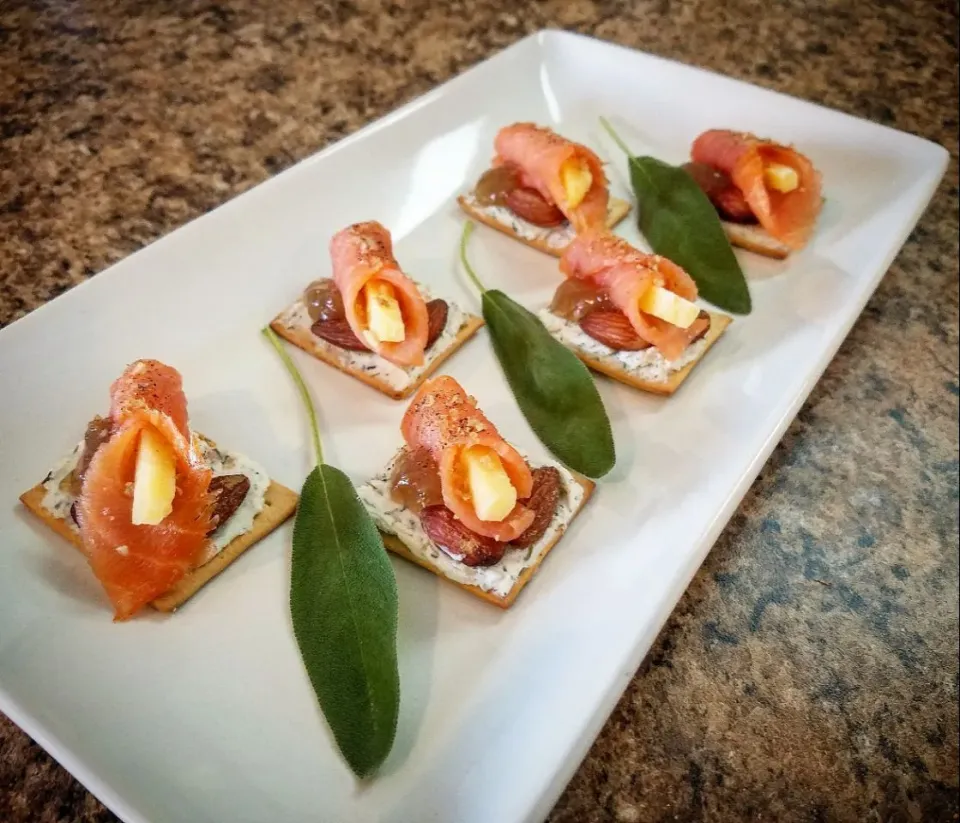 Stone Ground Wheat Cracker topped w/ Garlic/Herb Goat Cheese, Peppered Lox, Aged Celtic Cheddar, Smokehouse Almonds, & a small dab of Rhubarb Jam|Chef Cam Wolfeさん