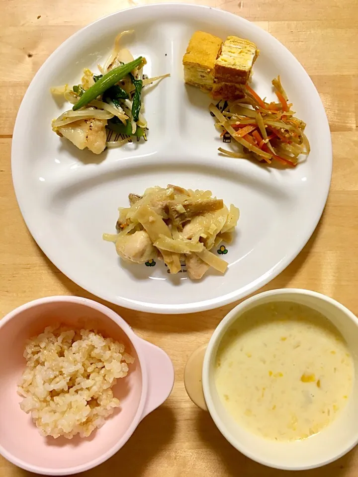 きんぴらごぼう、たまごやき、鱈と野菜の甘酢炒め、チキンと新玉の煮込み、ごはん、コーンスープ|つきこさん