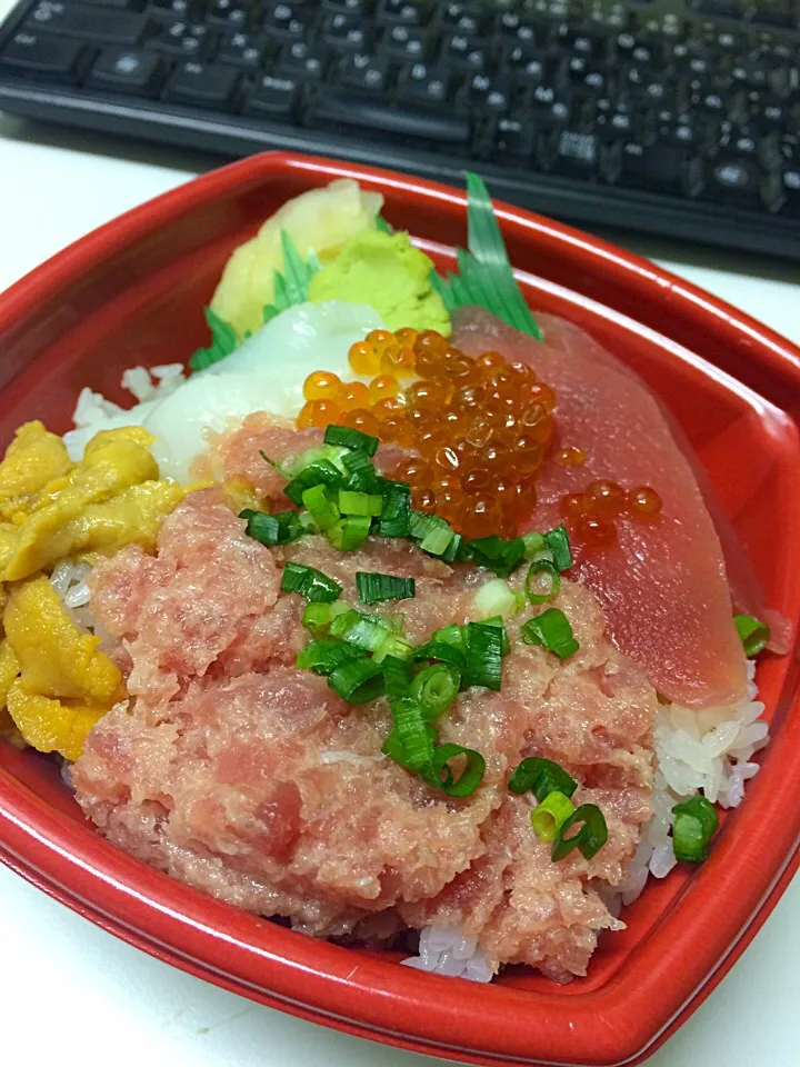 今日の晩飯は丼丸の海鮮丼|市さん