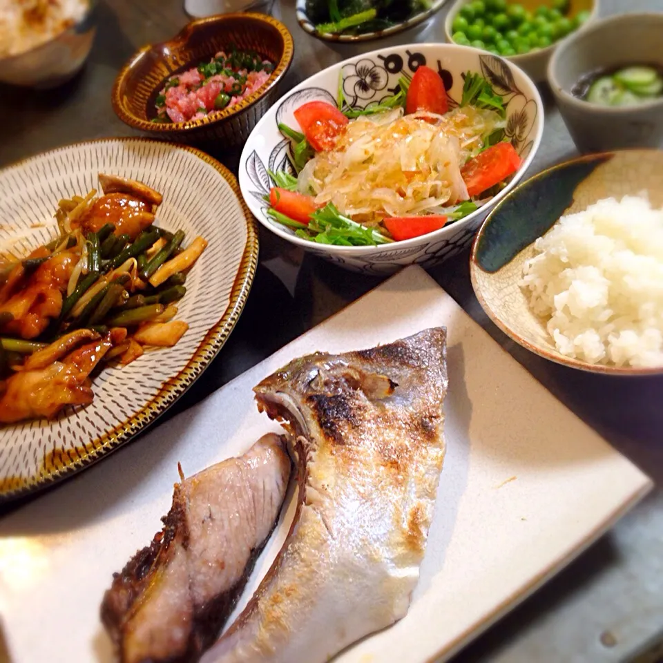 ハマチのカマ塩焼きメインの晩ごはん😋|nao子さん