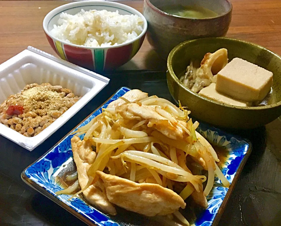 単身赴任の晩ごはん  鶏とモヤシのソース炒め 凍み豆腐と竹輪の煮物 納豆（すり胡麻・豆板醤・めんつゆ） ワカメと玉ねぎ・切り干し大根の味噌汁 麦ご飯|ぽんたさん