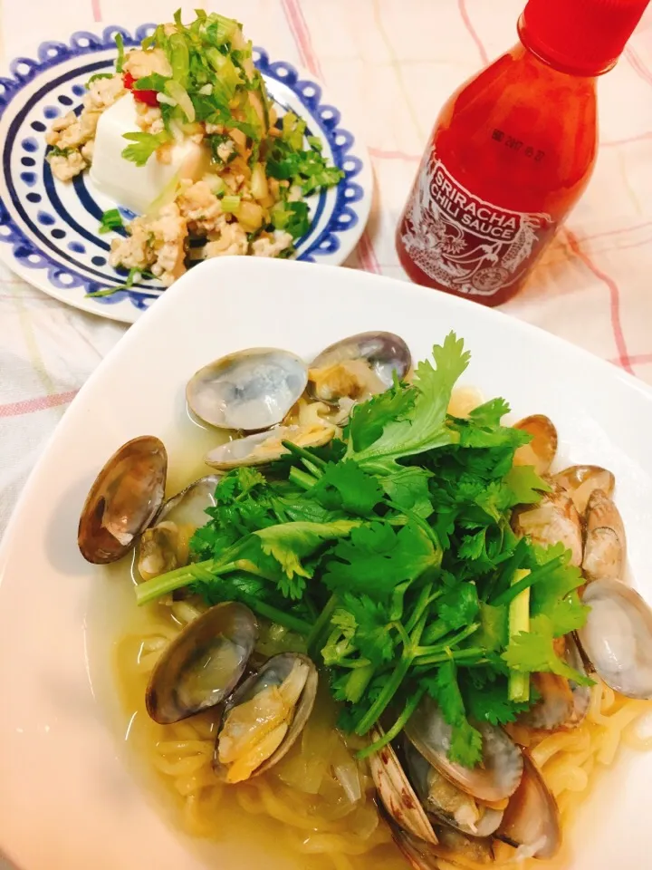 みどり山盛り料理🌿
パクチーとあさりのラーメン
セロリと鶏肉のひき肉のナンプラー炒め豆腐のせ|みさん