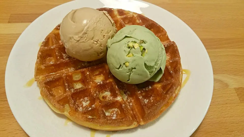 ♡The Milky Way Crispy waffle with pistachio & seasalt caramel ice cream  😍👅💋👄|🌷lynnlicious🌷さん