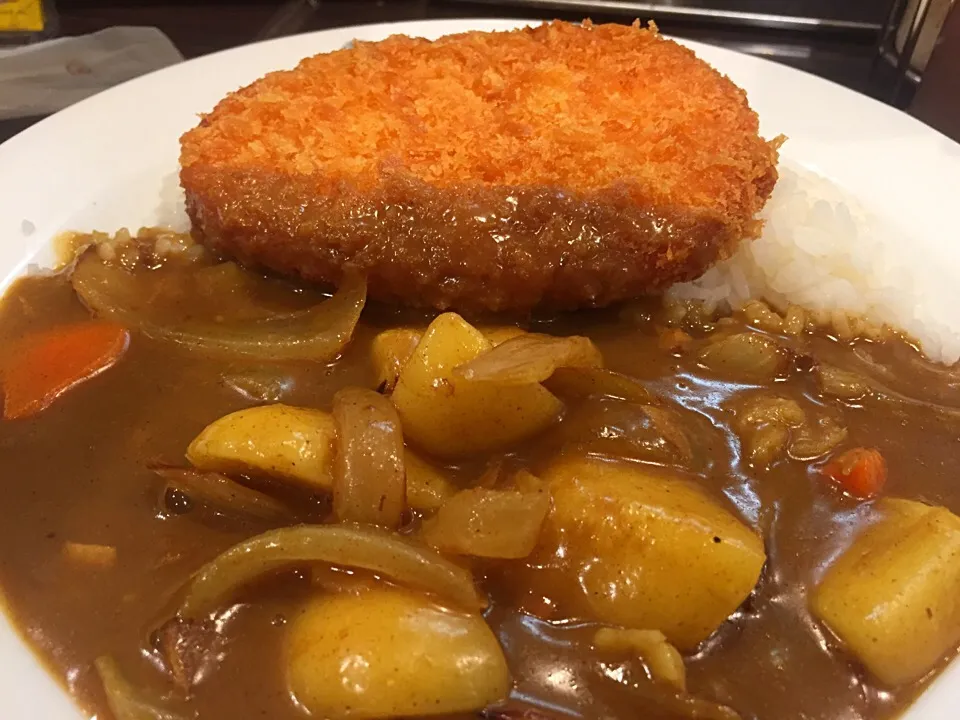 Snapdishの料理写真:CoCo壱番屋 横須賀限定海軍カレー 海老カツトッピング🍛|yamaさん