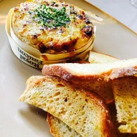 Snapdishの料理写真:Baked camembert cheese, honey, garlic & thyme!!|Rhythmiqueさん