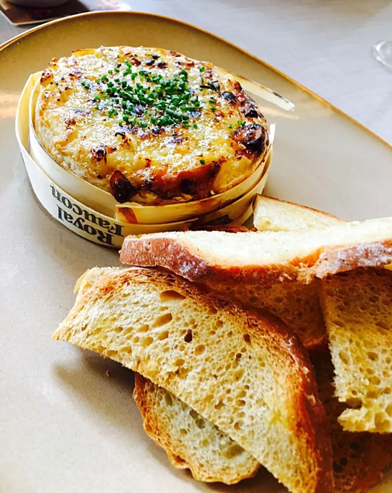 Baked camembert cheese, honey, garlic & thyme!!|Rhythmiqueさん