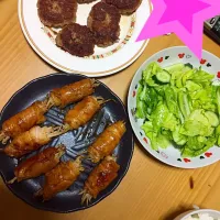 ハンバーグともやしの肉巻きとごま油と鶏ガラスープの粉とニンニクを少し入れたキャベツのサラダです！|のんちゃんさん