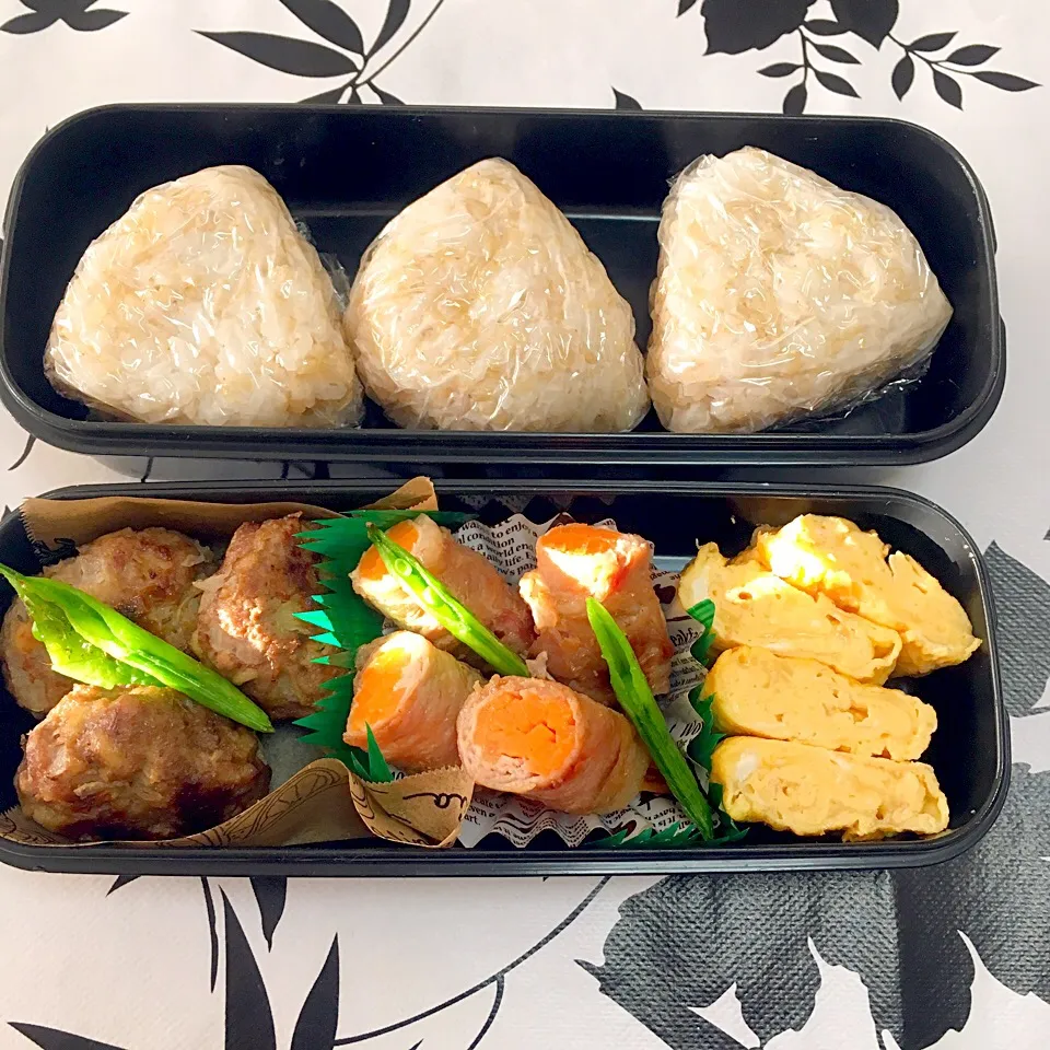 息子のお弁当 ハンバーグ 人参の肉巻き 卵焼き スナップえんどう 玄米おにぎり|keitakumamaさん