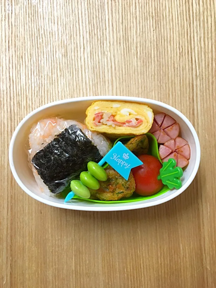 #ムスメご飯 #ムスメ弁当 

カニカマ卵焼き、ソーセージ、ちくわの磯辺揚げ、ミニトマト、枝豆、鮭おにぎり|mossan＠OSAKAさん