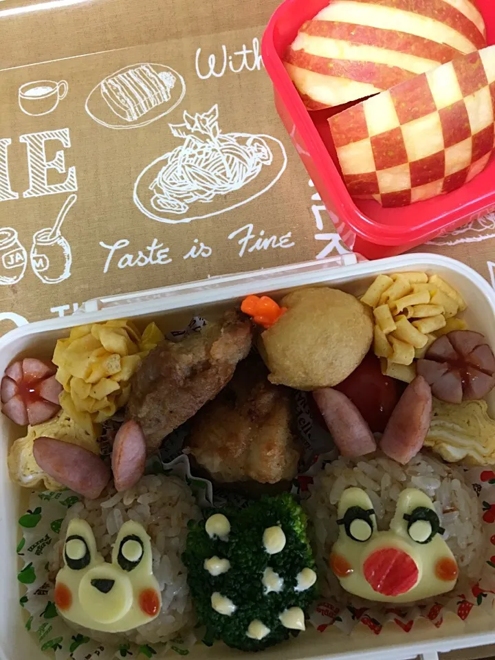 チップとデール⁉︎のツムツム弁当#ツムツム#チップとデール#遠足#りんごの飾り切り|こむぎさん