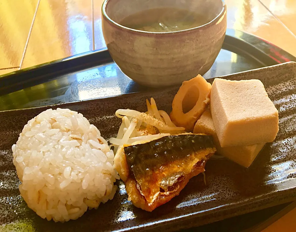 Snapdishの料理写真:単身赴任の朝ごはん  塩鯖 凍み豆腐と竹輪の煮物 もやしナムル 切り干し大根とワカメと玉ねぎの味噌汁 麦ご飯|ぽんたさん