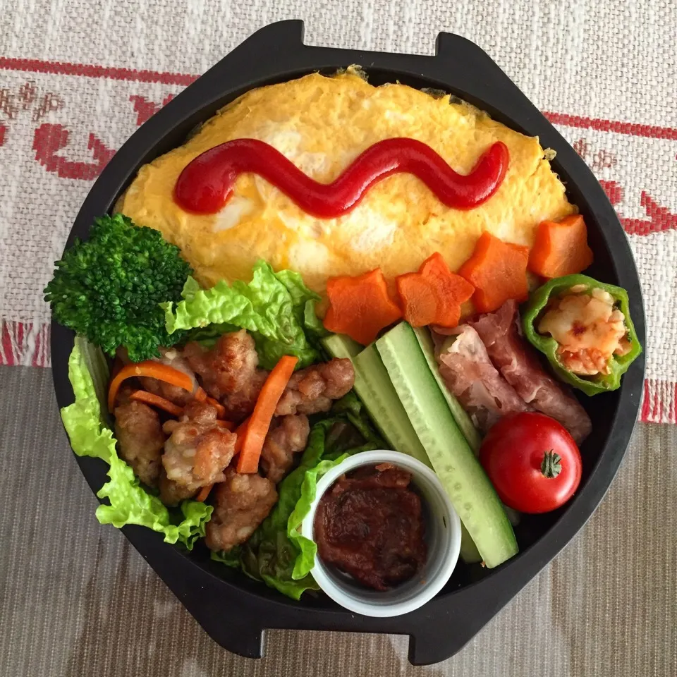 オムライス弁当🐔(& - 豚肉の唐揚げ - ピーマンカップピザ - 生ハム巻き野菜 - 星型にんじん - 梅キュー - サラダ)|Ayanniさん