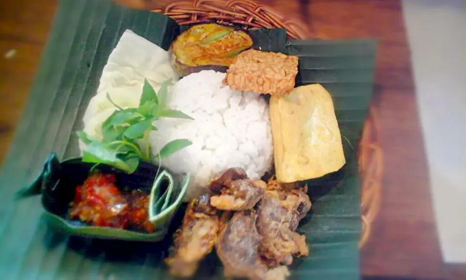 Indonesian dish... tempe tahu penyet|Yeti Boedionoさん