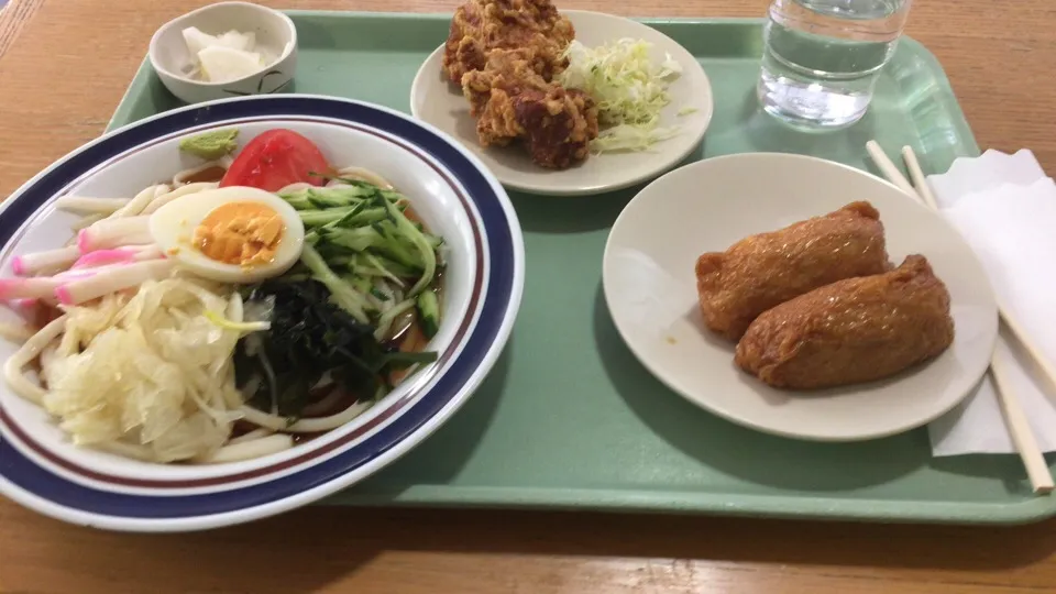 Snapdishの料理写真:Ｂランチ（冷やしうどん、唐揚げ、稲荷）６１０円|おっちさん