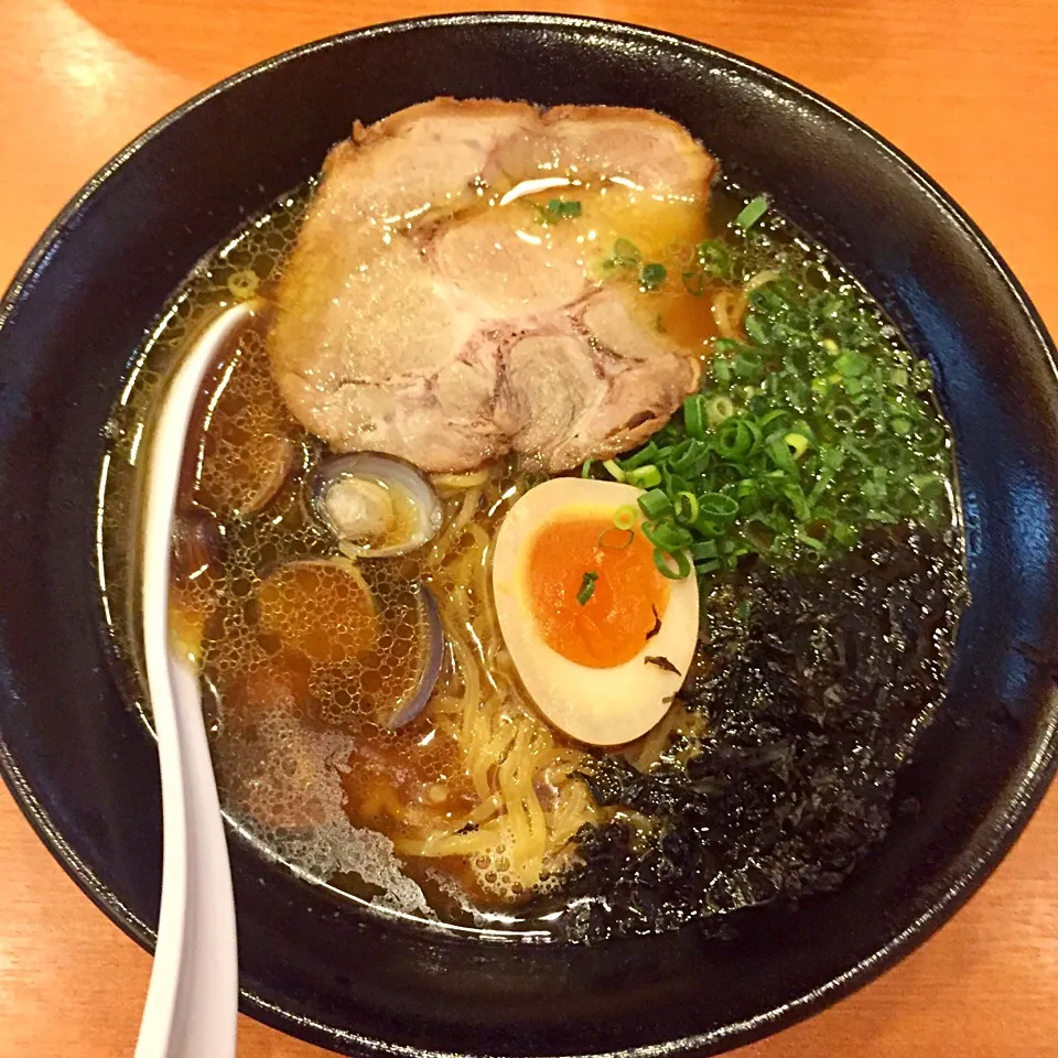 しじみらーめん もことこ こっさりしじみらーめん しょうゆ 半しじみご飯サービス #ランチ #ラーメン #しじみらーめん|カウンター嬢さん