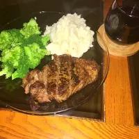 Thyme Rosemary Garlic Butter Medium Ribeye steak, steamed broccoli, mashed red potatoes|ThaVirgo86さん