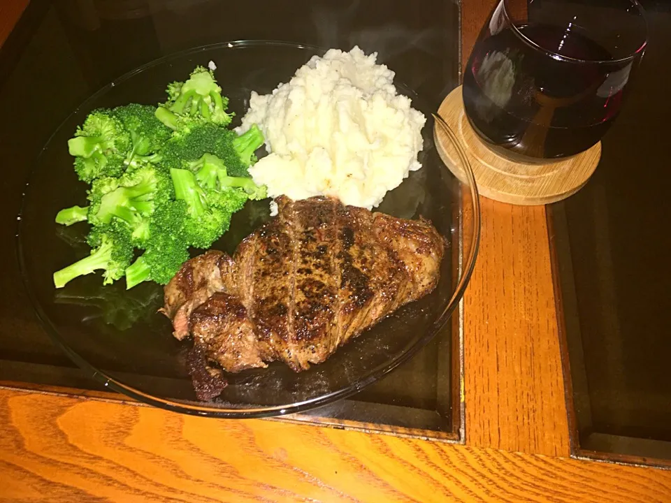 Snapdishの料理写真:Thyme Rosemary Garlic Butter Medium Ribeye steak, steamed broccoli, mashed red potatoes|ThaVirgo86さん