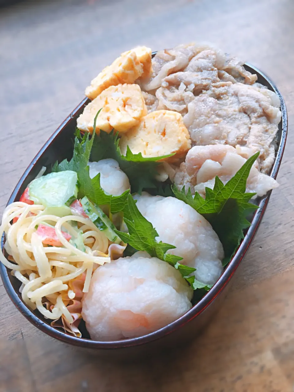 今日のお弁当
・豚ロース生姜焼き
・海老団子
・サラスパ
・出汁巻き|akiさん