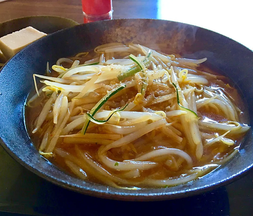 単身赴任の昼ごはん  モヤシあんかけラーメン|ぽんたさん