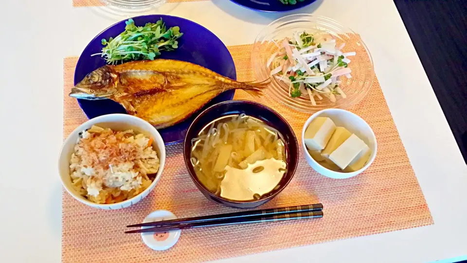 今日の夕食　あじの開き、大根サラダ、高野豆腐の煮物、きのこの昆布つゆ炊き込みご飯、もやしの味噌汁|pinknari🐰🌈さん