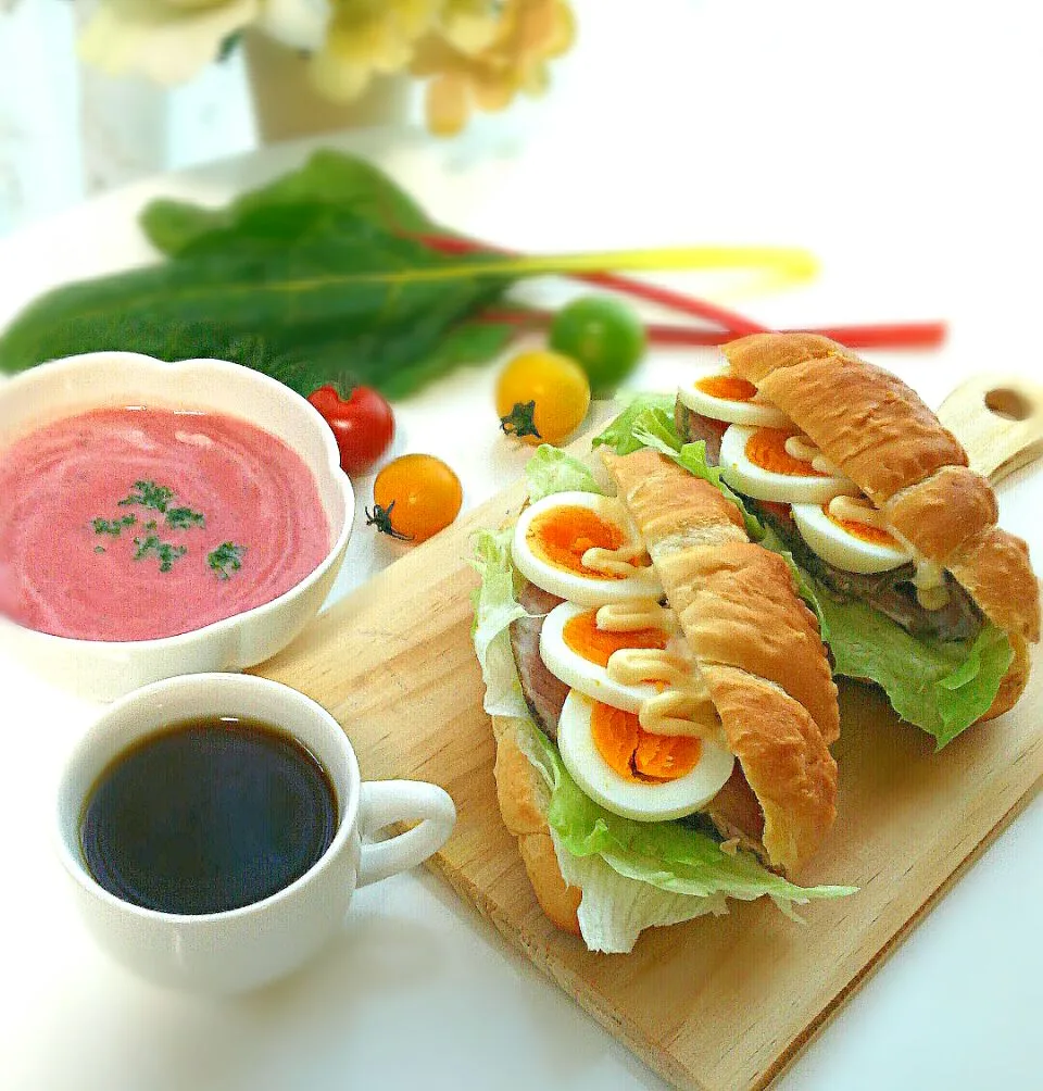 Today's breakfast 🍴 Sandwiches #Beets potage soup Coffee
本日の朝ごはん ☕🍞🌄  自家製ローストポーク入り#塩パン #サンドイッチ 新じゃがと新玉ねぎと#ビーツ のポタージュ #おうちごはん #うちごはん #朝食|まめさん