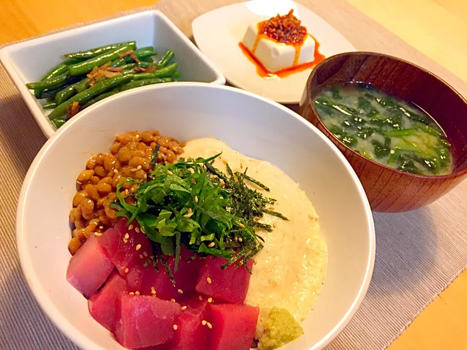 とろろネバネバ丼・いんげんのにんにくベーコン炒め・冷奴・ほうれん草のみそ汁|maronyaさん