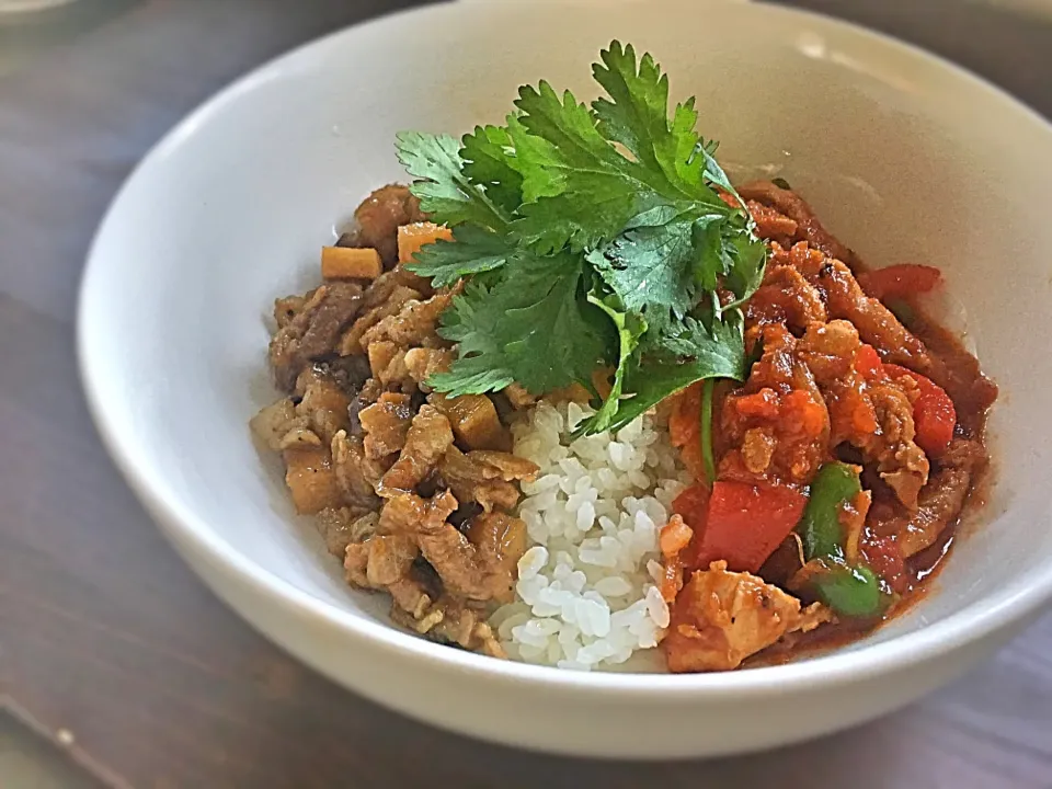 鶏チリと魯肉の合いがけご飯|あかつ亭さん