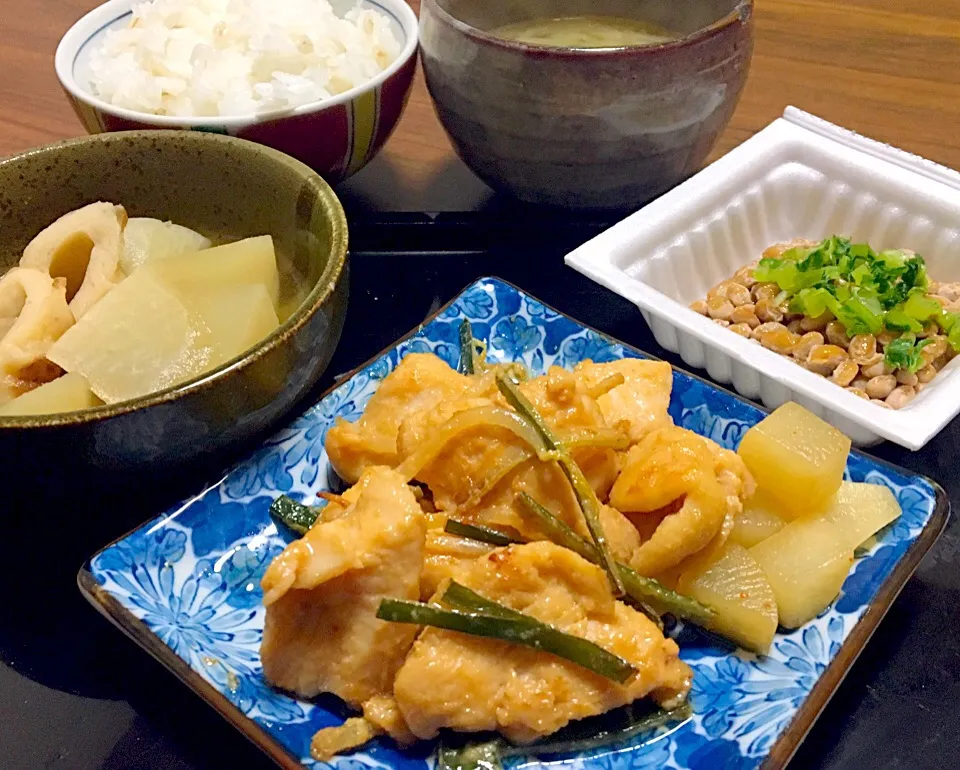 Snapdishの料理写真:単身赴任の晩ごはん  鶏胸肉の味噌漬け 大根と竹輪の煮物 納豆（大根葉・めんつゆ）  大根とワカメと玉ねぎの味噌汁 麦ご飯 大根のピリ辛めんつゆ漬|ぽんたさん