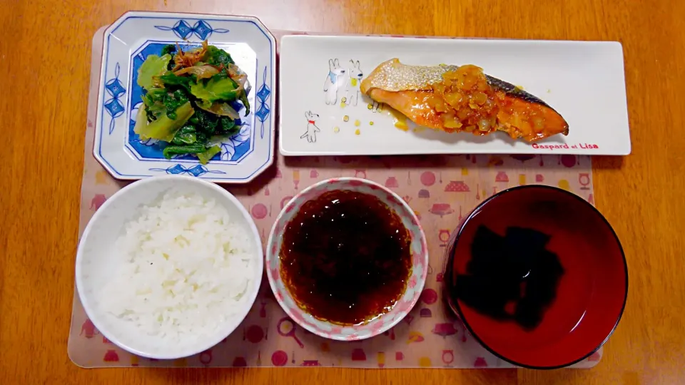 4月27日　鮭の玉ねぎ煮込み　レタスのめんつゆ柚子胡椒会え　もずく　わかめスープ|いもこ。さん