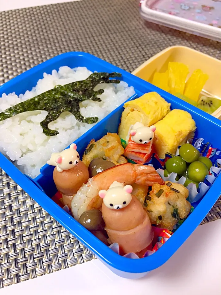 今週の幼稚園弁当。 卵焼き、グリーピースの甘煮、エビとはんぺんのお団子、ウィンナー、しめじとエビのソテー、隙間埋めは、カニかまのピンチョス。 デザートにパインとキウィ。 恐竜海苔の下は、お土産で頂いた今半の牛肉の佃煮をサンドした白ご飯♪|usa_ringさん