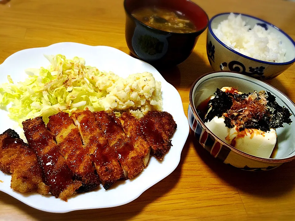 夕飯🍚トンカツ、じゃがいもだけのポテトサラダ、冷奴、お味噌汁|いちごさん