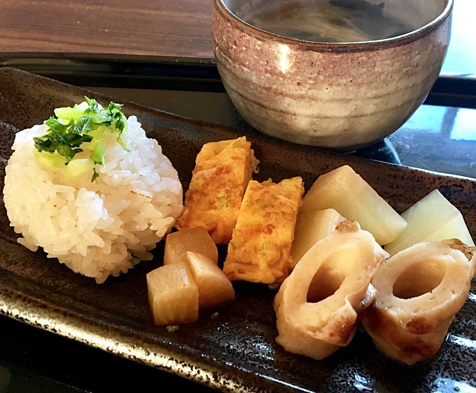 単身赴任の朝ごはん ネギ入り玉子焼き 大根と竹輪の煮物 大根のめんつゆ漬 大根葉塩もみ 大根とワカメと玉ねぎの味噌汁 麦ご飯|ぽんたさん