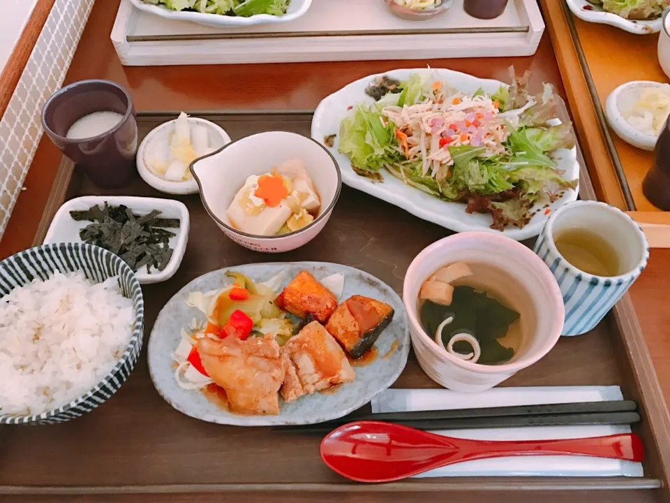 日替わり昼ごはん
鶏肉ともやしのナムルサラダ
豚とかぼちゃの唐揚げ甘酢ソース
アボカドとクリームチーズの
酒盗あえ冷奴|ちゃみこさん