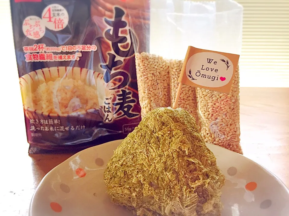 Snapdishの料理写真:もち麦ごはんに梅干しを入れて、とろろ昆布で巻きました。#おにぎり#ヘルシー朝ごはん#もち麦ごはん|pepiさん