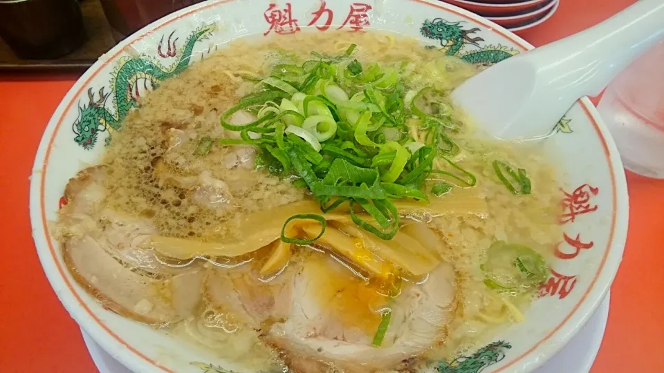 Snapdishの料理写真:ラーメン魁力屋 の 特製醤油ラーメン並(麺固め、背脂ふつう) ＠ 五反田 17051|大脇さん