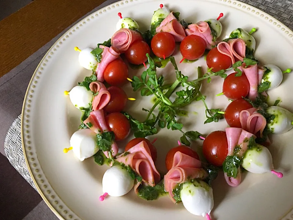 Snapdishの料理写真:✨PINCHOS...mozzarella ,ham& cherry tomatoes 🍅 モッツァレラ、ハムとチェリートマトのピンチョスです...これもピクニックの為に作りました😋✨|🌺Sanntina🌺さん