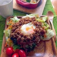 Snapdishの料理写真:#休日ランチ #なんちゃってエスニックそぼろご飯#野菜たっぷりグラタン#ナムル《作り置き》|なみさん