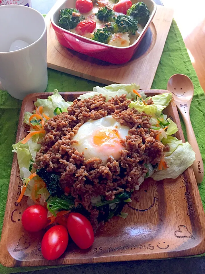 Snapdishの料理写真:#休日ランチ #なんちゃってエスニックそぼろご飯#野菜たっぷりグラタン#ナムル《作り置き》|なみさん