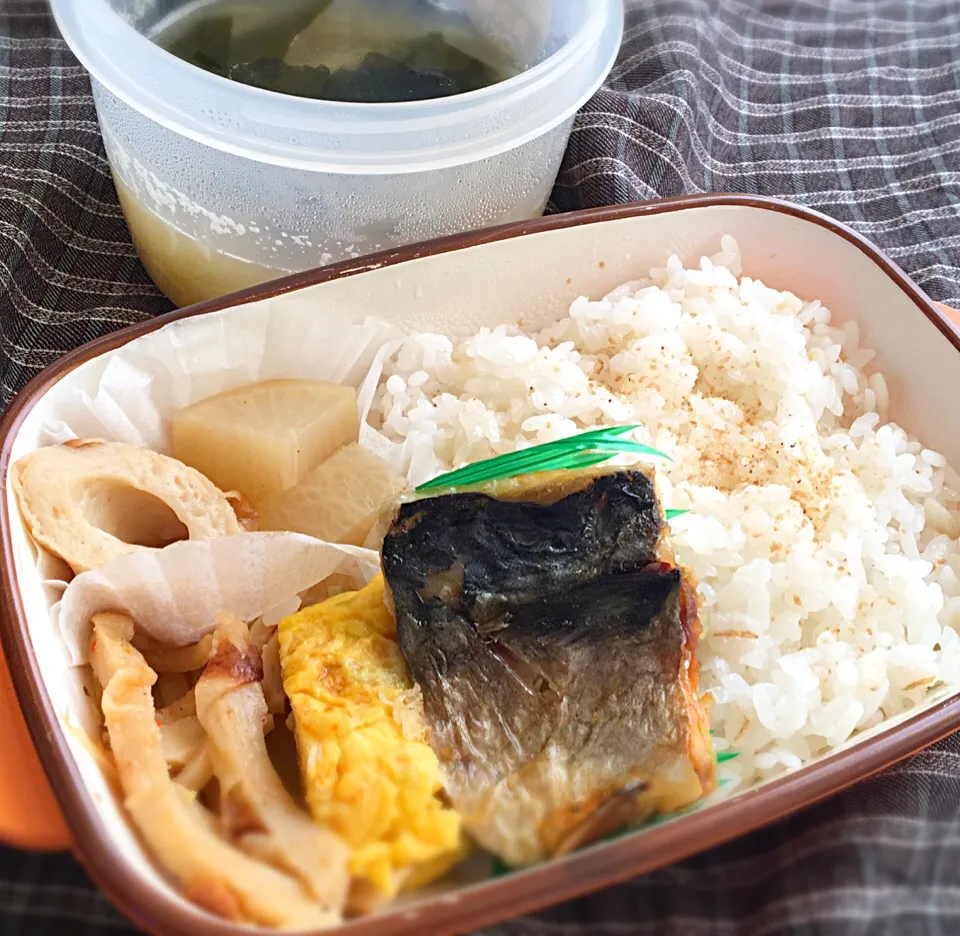 単身赴任の昼ごはん   塩鯖弁当
焼き塩鯖 
大根と竹輪の煮物
大根の皮と竹輪のきんぴら
ネギ入り卵焼き
ワカメと大根と玉ねぎの味噌汁|ぽんたさん