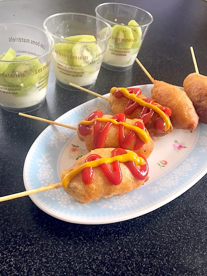 Snapdishの料理写真:アメリカンドッグと手作りヨーグルト💕
小麦胚芽入り|ＳＵＺＵＫＩさん