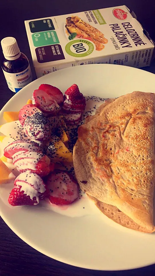 Celozrnné palačinky s jahodami, mangem a kefírem, zasypané mákem a zakápnuté Toffee My Protein #pancake #mango #strawberry #poppy #yogurt|LucieFoodさん