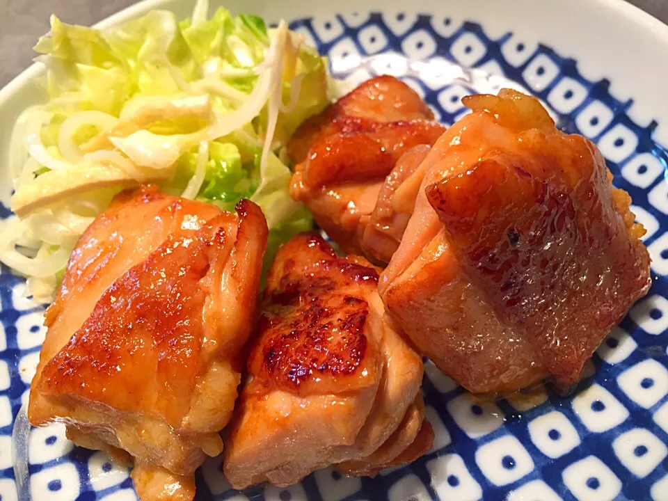 鶏モモの照り焼き！春キャベツと厚揚げのサラダを添えて🥗|sayakaさん