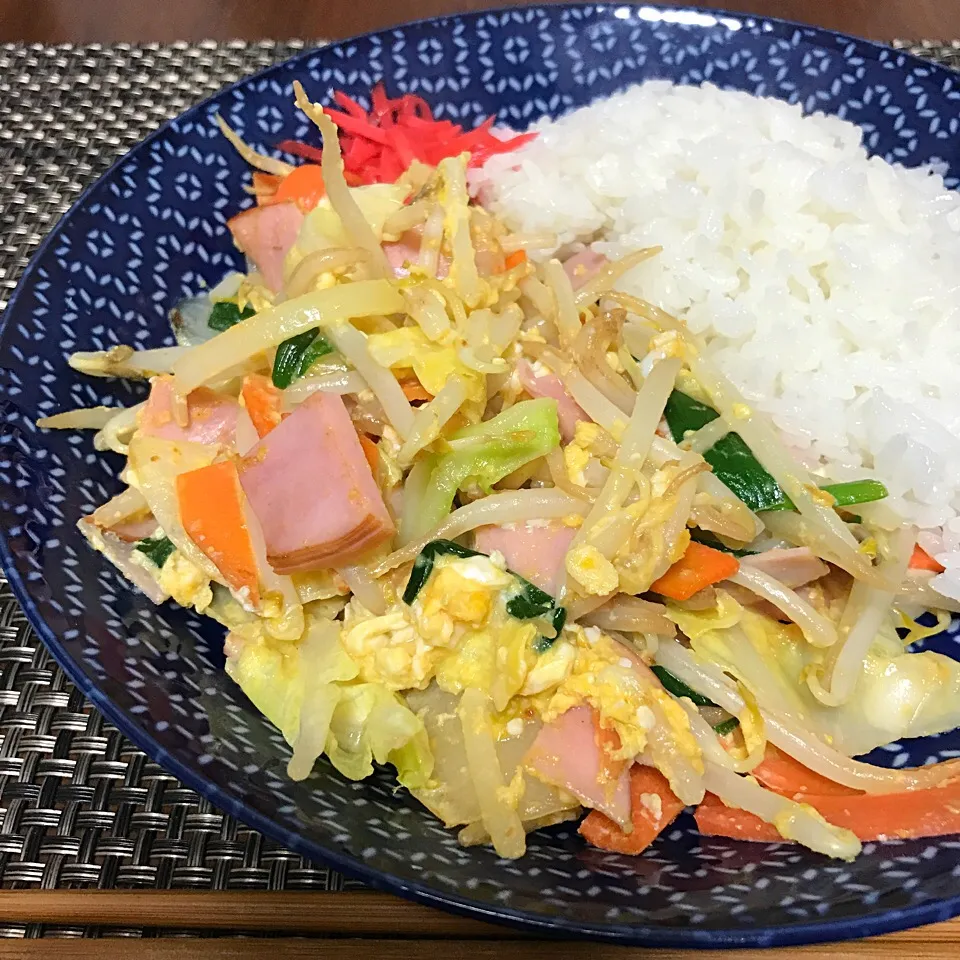 Snapdishの料理写真:野菜炒めライス
#晩ごはん #単身赴任飯|Koichi GOGOさん