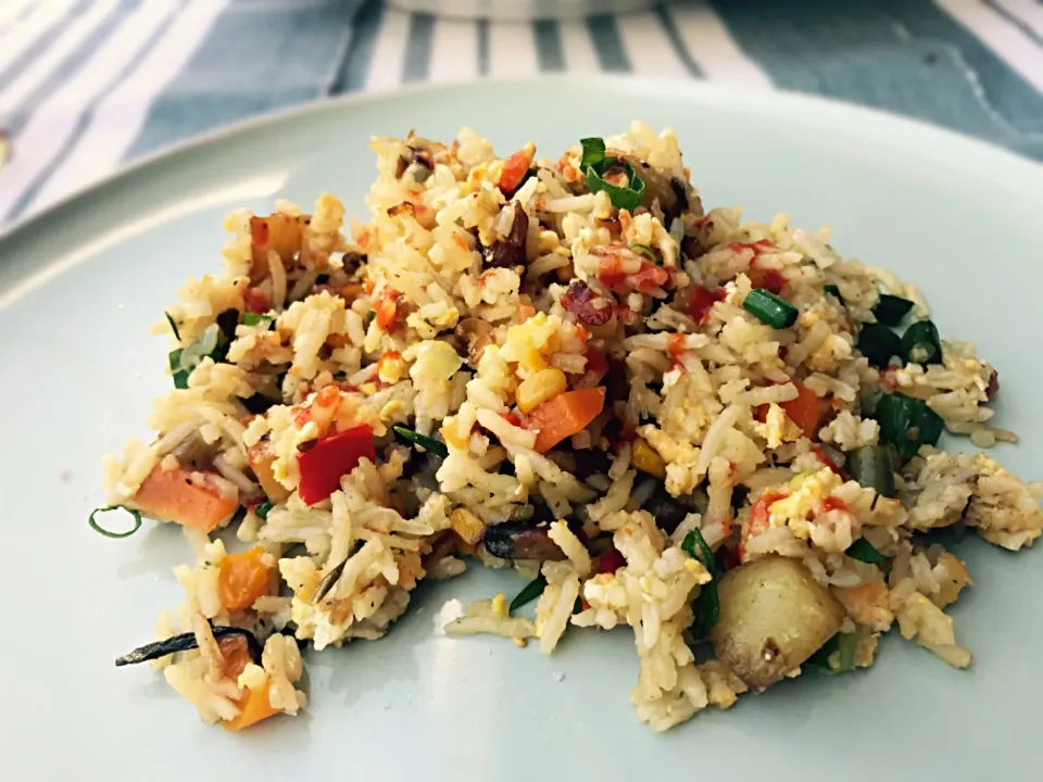 #rice #carrots #peppers #potato #mushroom #corn #egg #springonion #vegetarian|Sergio Lacuevaさん