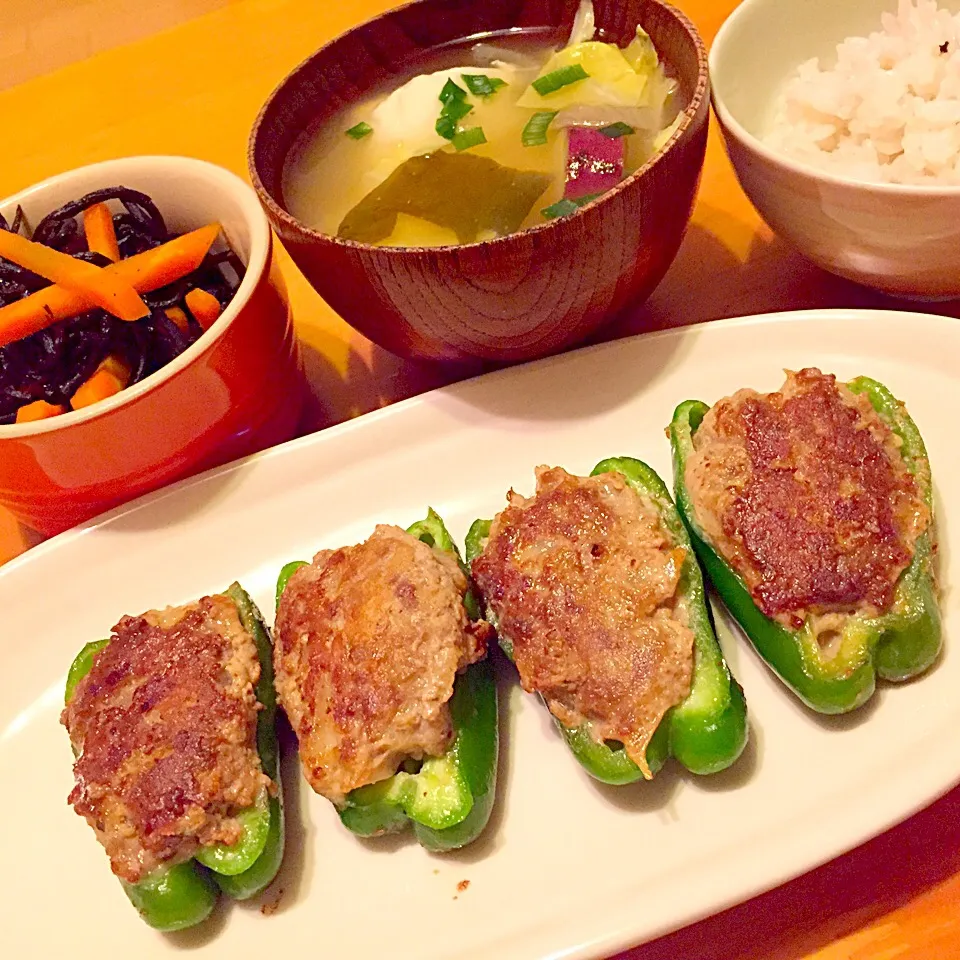 ピーマンの肉詰め、長ひじき煮、お味噌汁|harukaさん