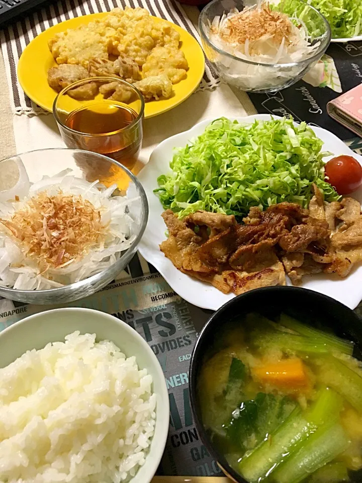 豚肉生姜焼き、スライス玉ねぎサラダ、天ぷら残り物、玉ねぎとカボチャと油揚げと小松菜の味噌汁(*^ω^*)|ライムさん