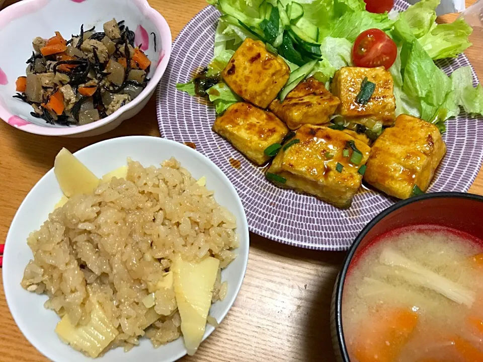 旬のたけのこ。いつもと違うレシピでやったら水が多くなりました💦

たけのこご飯
豆腐ステーキ
ひじきたっぷり炒り高野
えのきとにんじんのお味噌汁|lapinさん